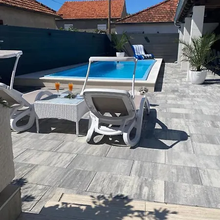 Breitling With Pool Lägenhet