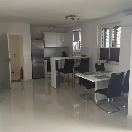 Breitling With Pool Apartman