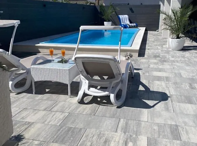 Breitling With Pool דירה