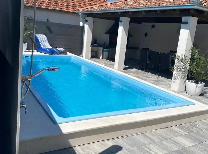 Breitling With Pool דירה *