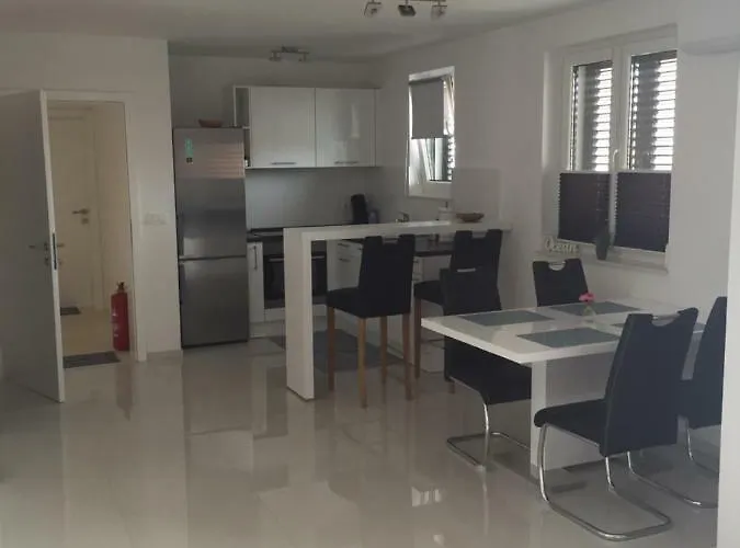 Breitling With Pool דירה